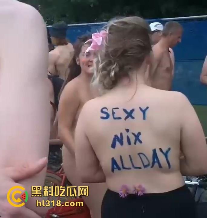 欧美裸体骑行游行活动现场视频曝光,难怪说外国人会整活,就连骑行也玩起了裸体骑行,各种形状奶子看不停!-4