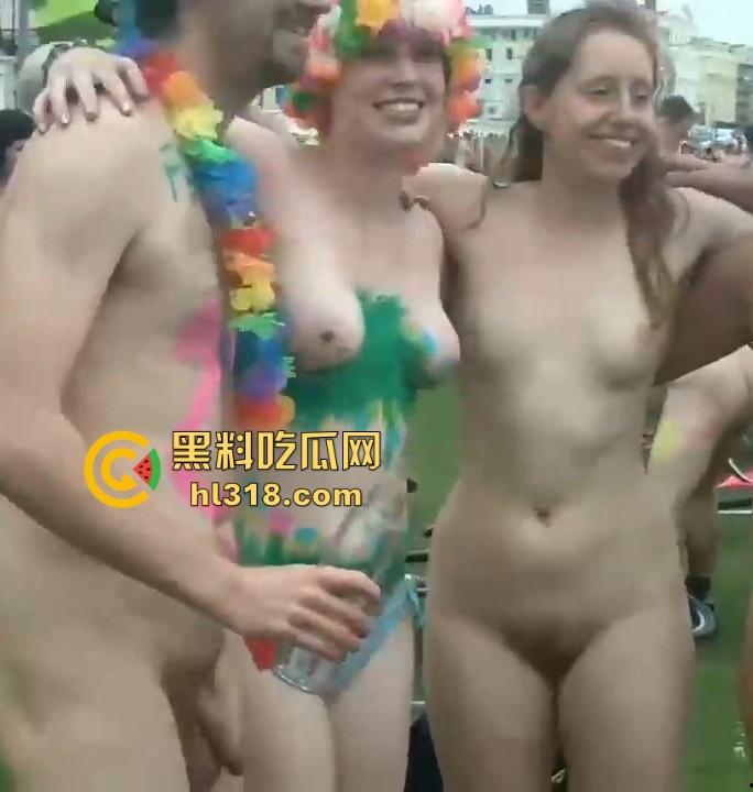 欧美裸体骑行游行活动现场视频曝光,难怪说外国人会整活,就连骑行也玩起了裸体骑行,各种形状奶子看不停!-8