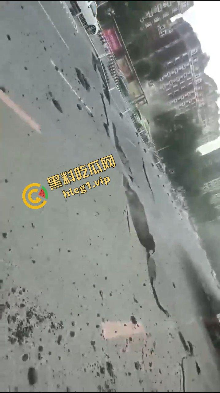 辽宁鞍山 一段公路突发爆炸！井盖崩飞 堪比战场 不知道的还以为打过来了！-5