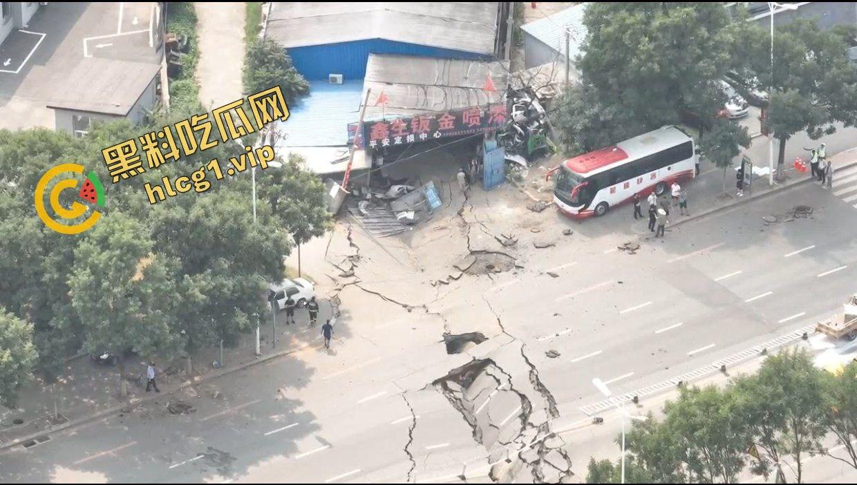 辽宁鞍山 一段公路突发爆炸！井盖崩飞 堪比战场 不知道的还以为打过来了！-8
