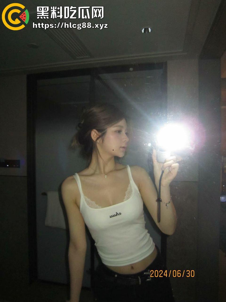 广州肇庆小区26岁人妻【春春】老公常出差变炮友玩物，裙子无内裤逛超市湿透渔网开干！-6