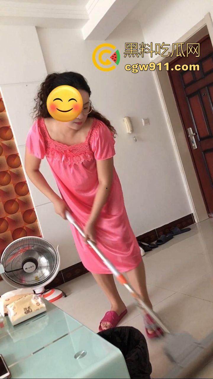 日常和四十多岁熟女教师做爱,四十熟女猛如虎,骑乘后入打桩,这熟女真有味道啊!-4