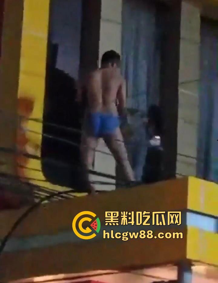 当代蜘蛛侠?印尼抓奸翻窗逃亡,情夫吊电线横穿马路,刺激场面堪比大片!-2