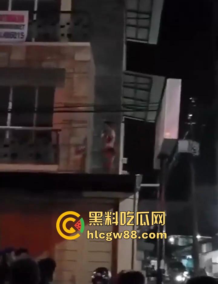 当代蜘蛛侠?印尼抓奸翻窗逃亡,情夫吊电线横穿马路,刺激场面堪比大片!-6