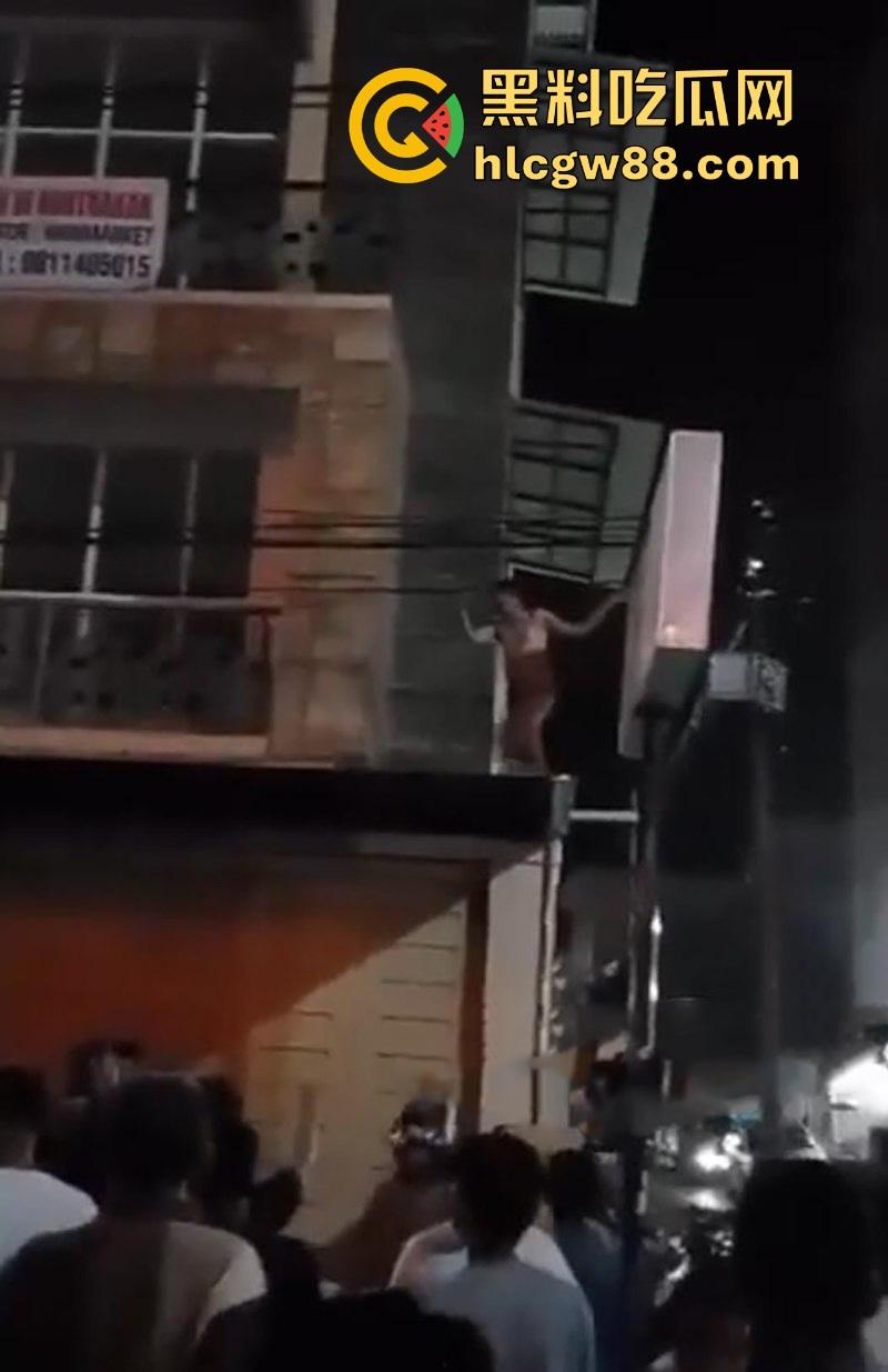 当代蜘蛛侠?印尼抓奸翻窗逃亡,情夫吊电线横穿马路,刺激场面堪比大片!-10