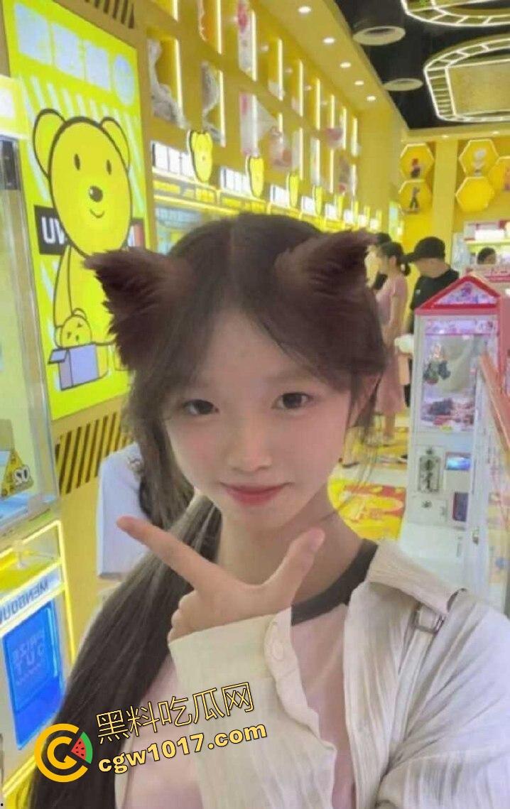 表面清纯可爱学生妹【邢可欣】长得一副人畜无害的脸，实则私下却是自慰福利姬，这小穴自插捅的，淫水泛滥！-9