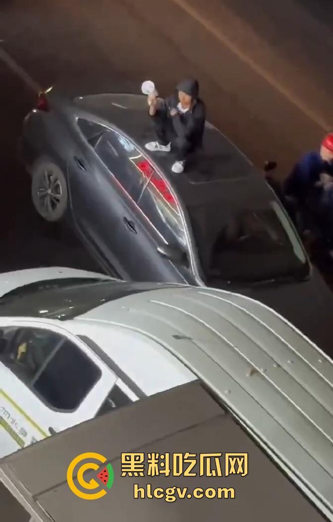 义乌惊现纯爱战士大闹街头!从福建狂奔而来,只为站车顶用喇叭当街告白分手女友!-1