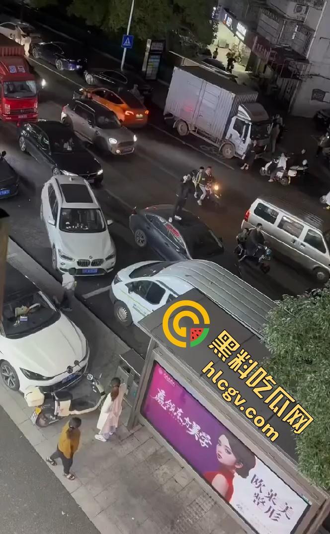 义乌惊现纯爱战士大闹街头!从福建狂奔而来,只为站车顶用喇叭当街告白分手女友!-2