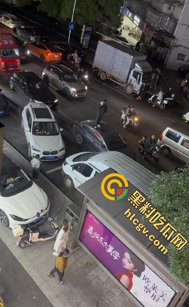 义乌惊现纯爱战士大闹街头!从福建狂奔而来,只为站车顶用喇叭当街告白分手女友!-3