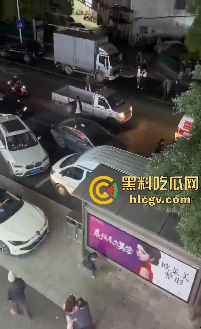 义乌惊现纯爱战士大闹街头!从福建狂奔而来,只为站车顶用喇叭当街告白分手女友!-4