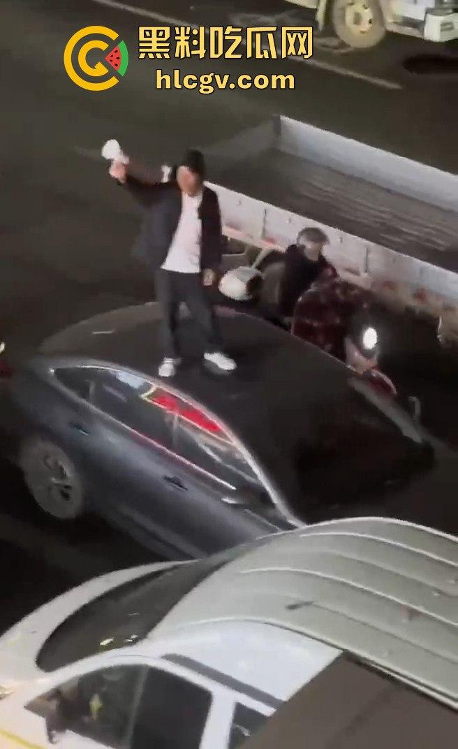 义乌惊现纯爱战士大闹街头!从福建狂奔而来,只为站车顶用喇叭当街告白分手女友!-5