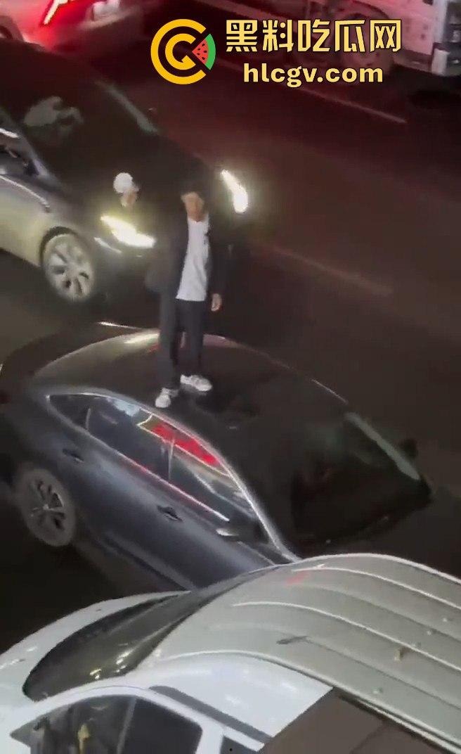 义乌惊现纯爱战士大闹街头!从福建狂奔而来,只为站车顶用喇叭当街告白分手女友!-6