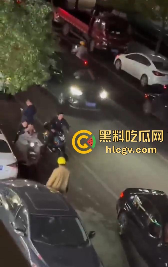 义乌惊现纯爱战士大闹街头!从福建狂奔而来,只为站车顶用喇叭当街告白分手女友!-7