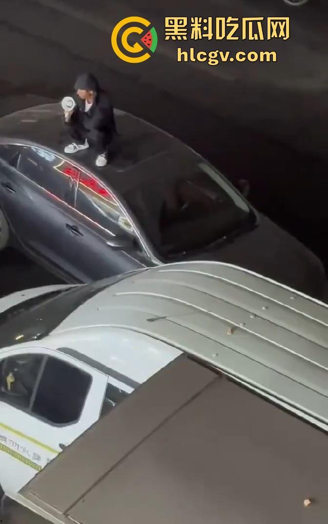 义乌惊现纯爱战士大闹街头!从福建狂奔而来,只为站车顶用喇叭当街告白分手女友!-8