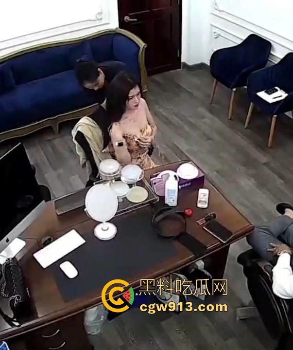 公司主管招聘女秘书要求先看胸围,极品美女现场脱衣漏奶,董事长亲自把关,明目张胆的潜规则!-1