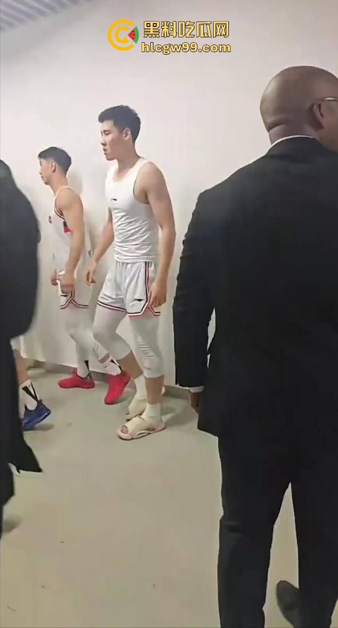 什么情况？广州男篮球员通道围堵山西男篮，打球不过瘾现在开始打人了，现场乱成一团！-2