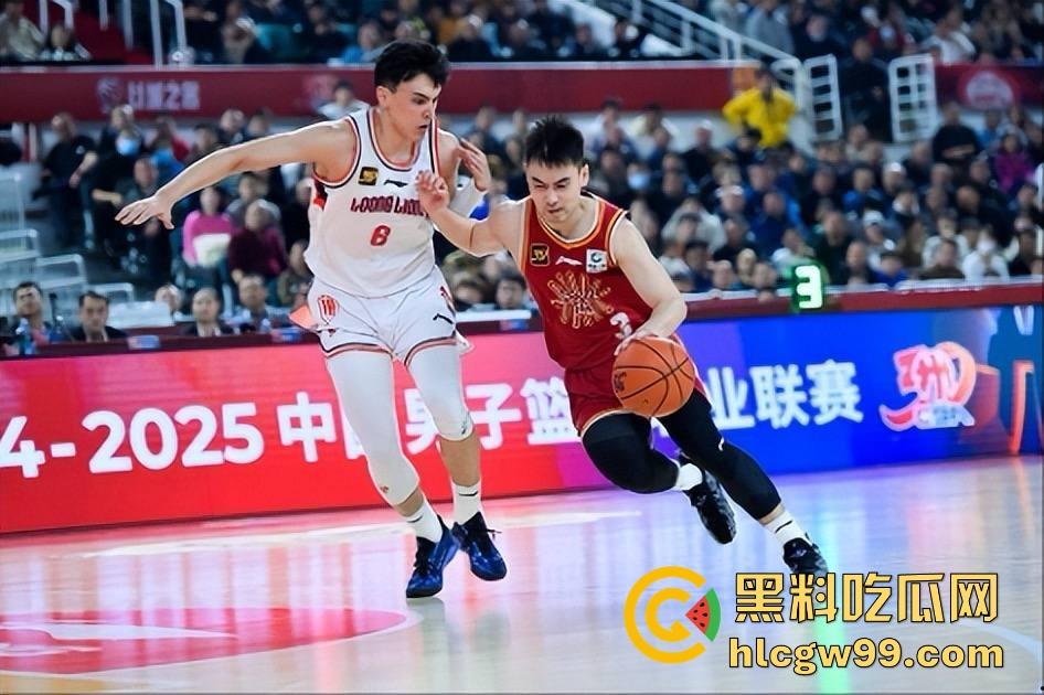 什么情况？广州男篮球员通道围堵山西男篮，打球不过瘾现在开始打人了，现场乱成一团！-3