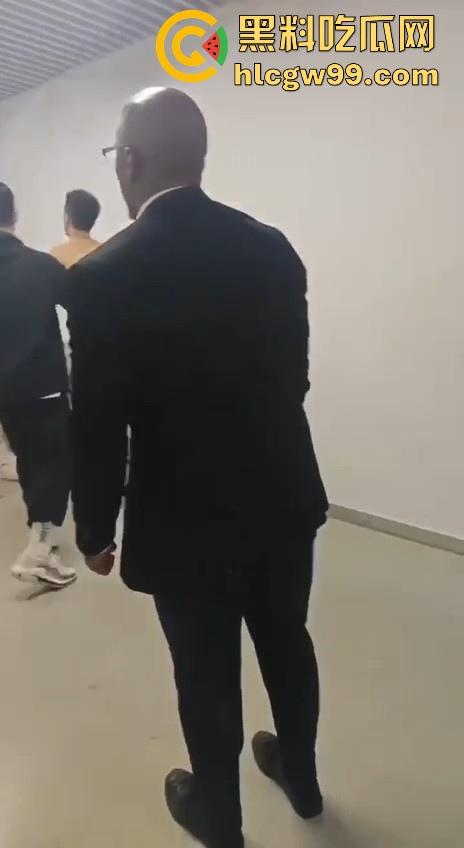 什么情况？广州男篮球员通道围堵山西男篮，打球不过瘾现在开始打人了，现场乱成一团！-8