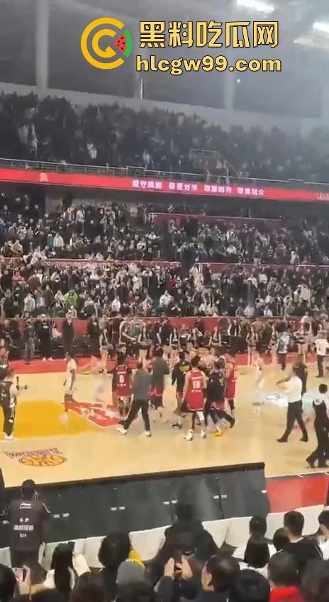 什么情况？广州男篮球员通道围堵山西男篮，打球不过瘾现在开始打人了，现场乱成一团！-11