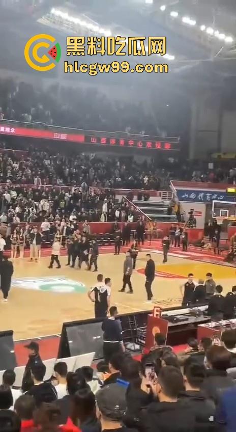 什么情况？广州男篮球员通道围堵山西男篮，打球不过瘾现在开始打人了，现场乱成一团！-12