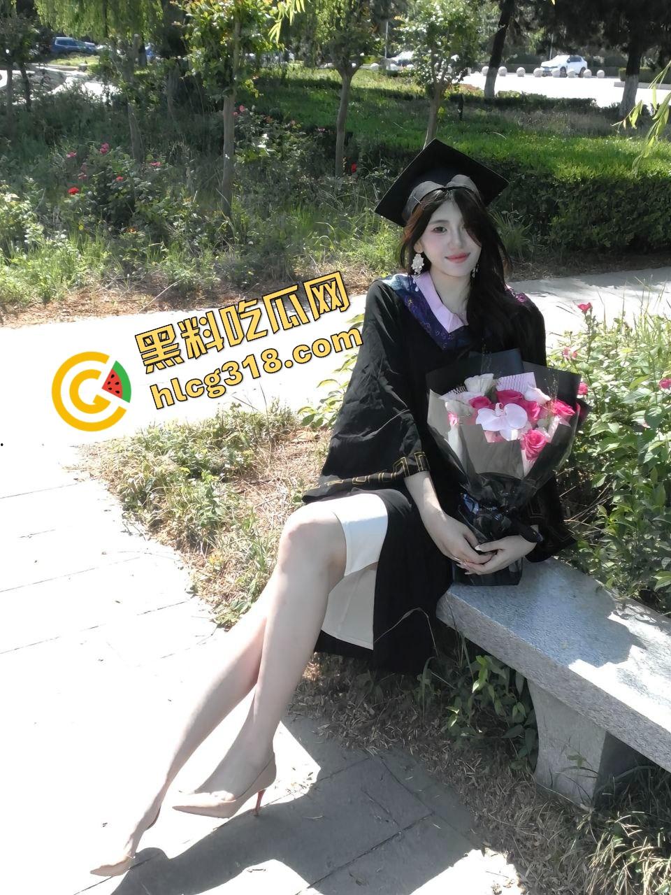 毕业照拍完直接口,大学妹子吃鸡时间曝光,骚腿外露舔得丝滑吃的不是肯德基,是男友带来的原味鸡巴!-1