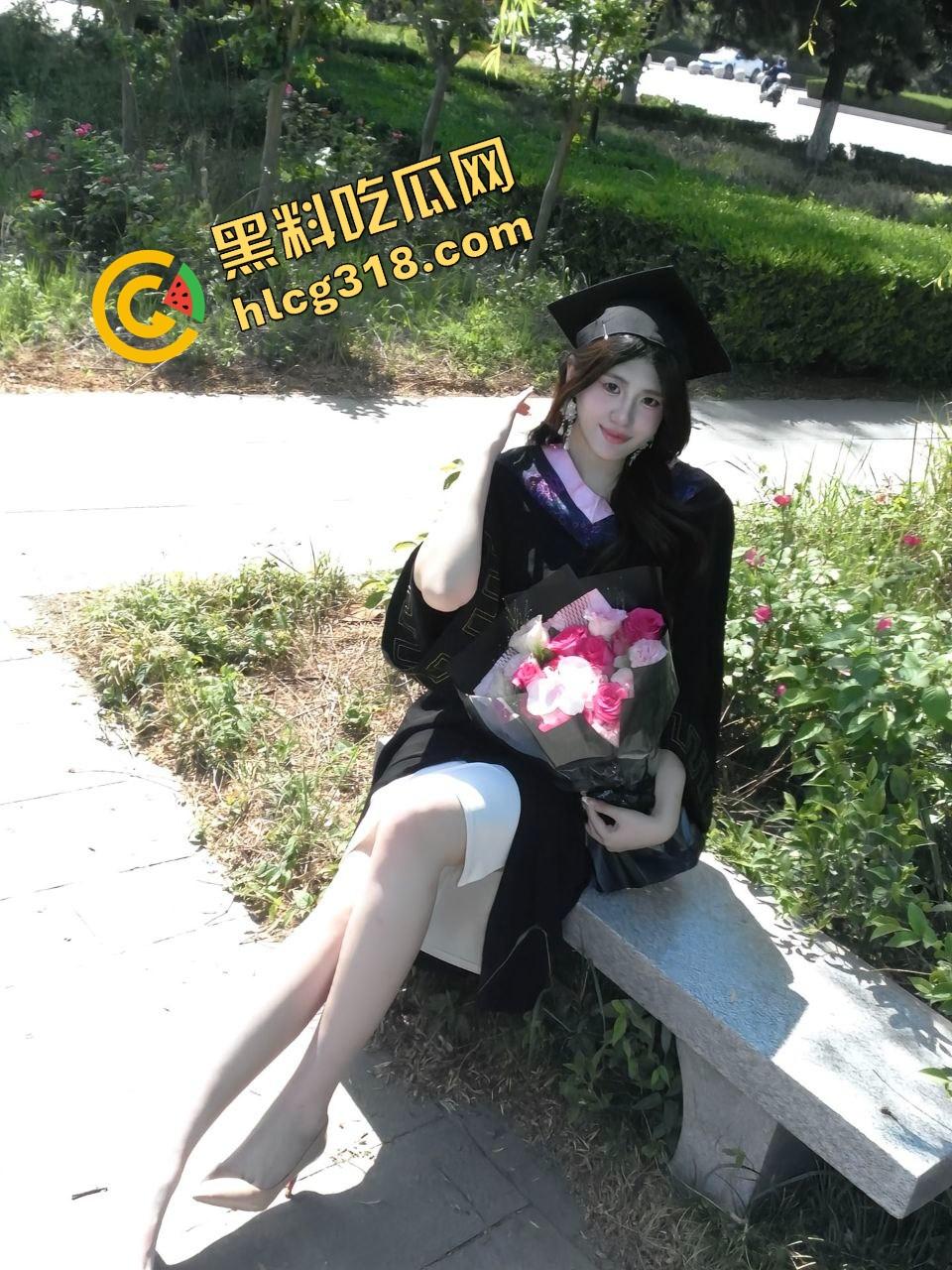 毕业照拍完直接口,大学妹子吃鸡时间曝光,骚腿外露舔得丝滑吃的不是肯德基,是男友带来的原味鸡巴!-2