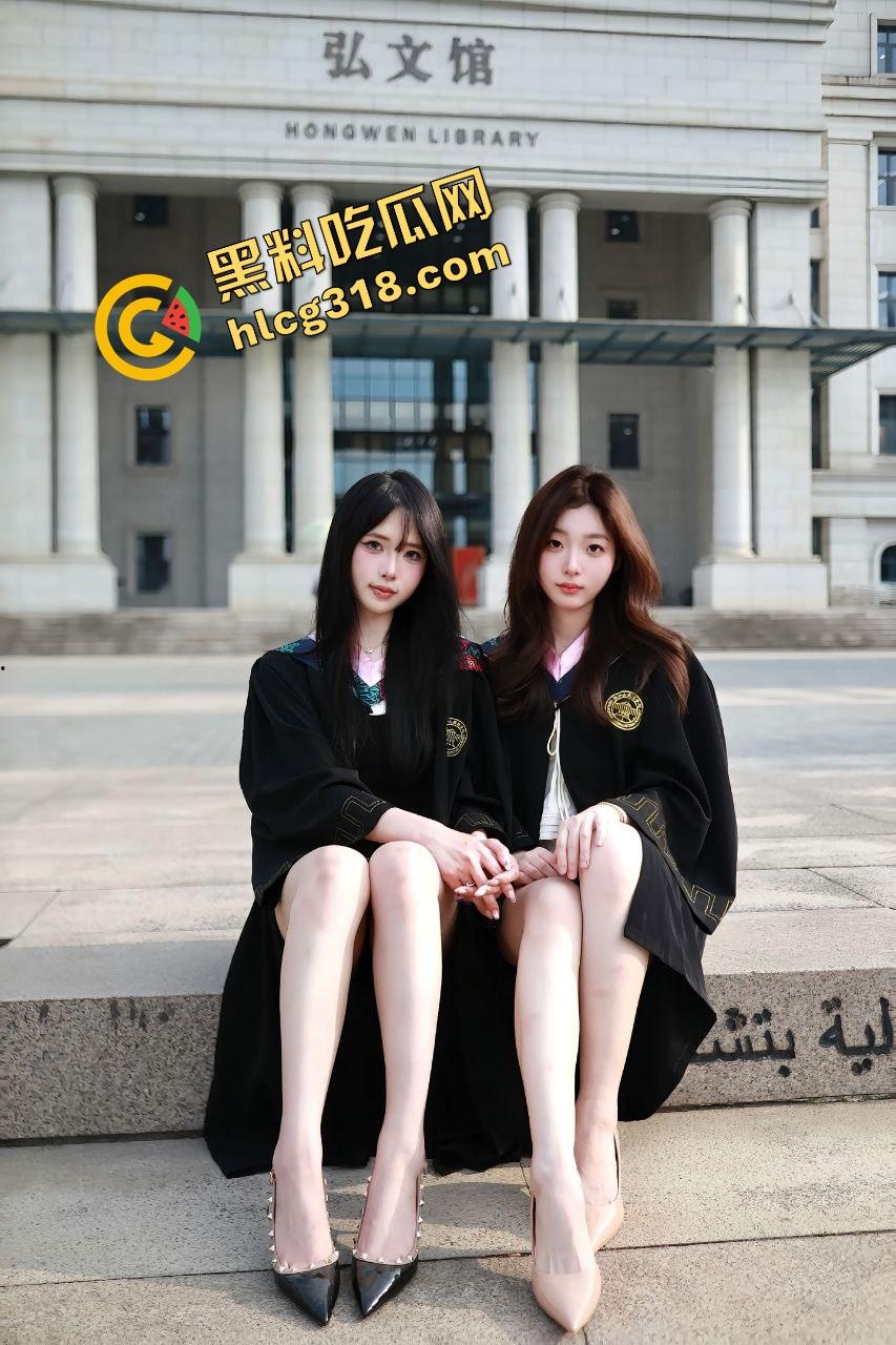 毕业照拍完直接口,大学妹子吃鸡时间曝光,骚腿外露舔得丝滑吃的不是肯德基,是男友带来的原味鸡巴!-4