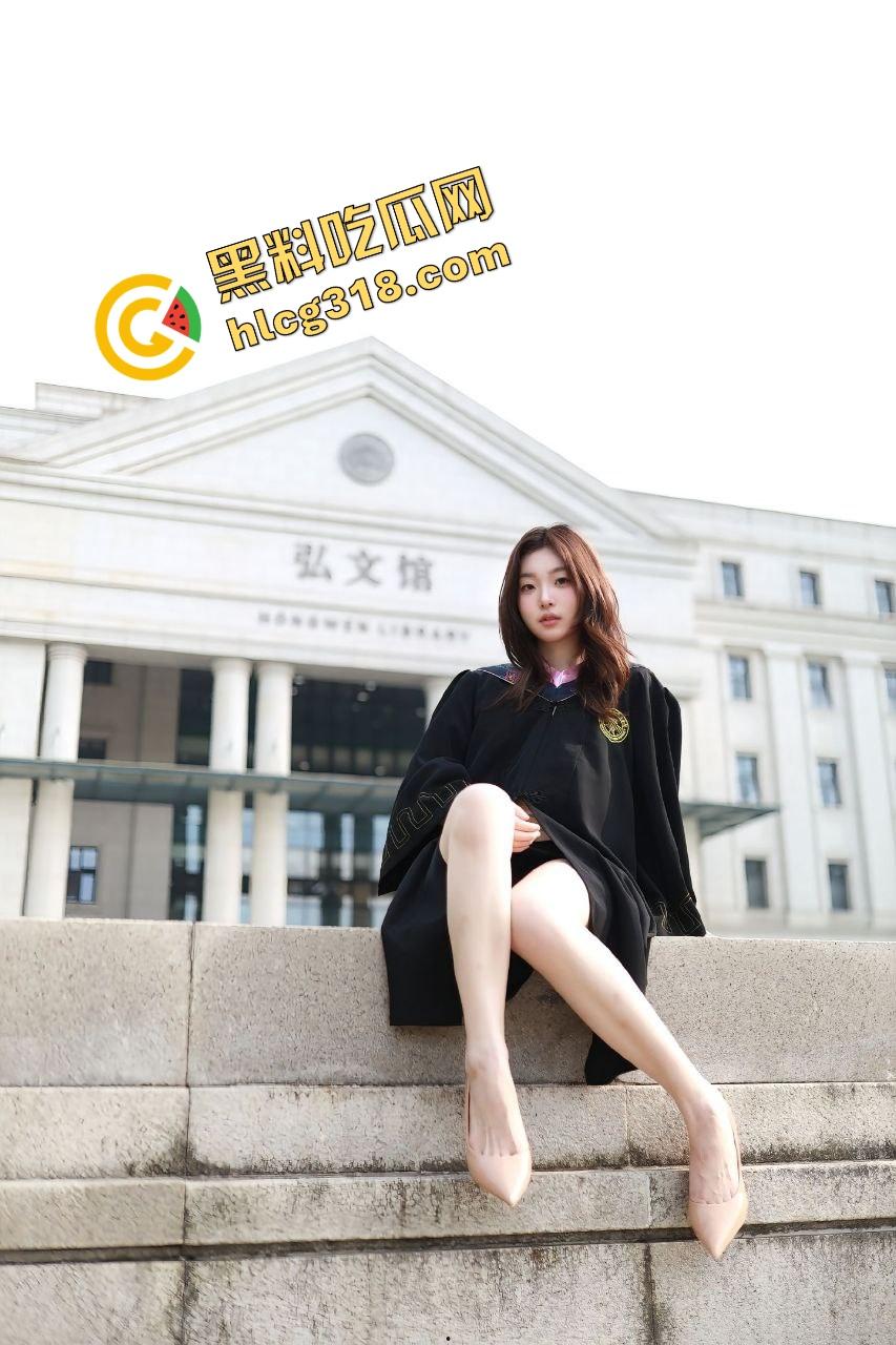 毕业照拍完直接口,大学妹子吃鸡时间曝光,骚腿外露舔得丝滑吃的不是肯德基,是男友带来的原味鸡巴!-5