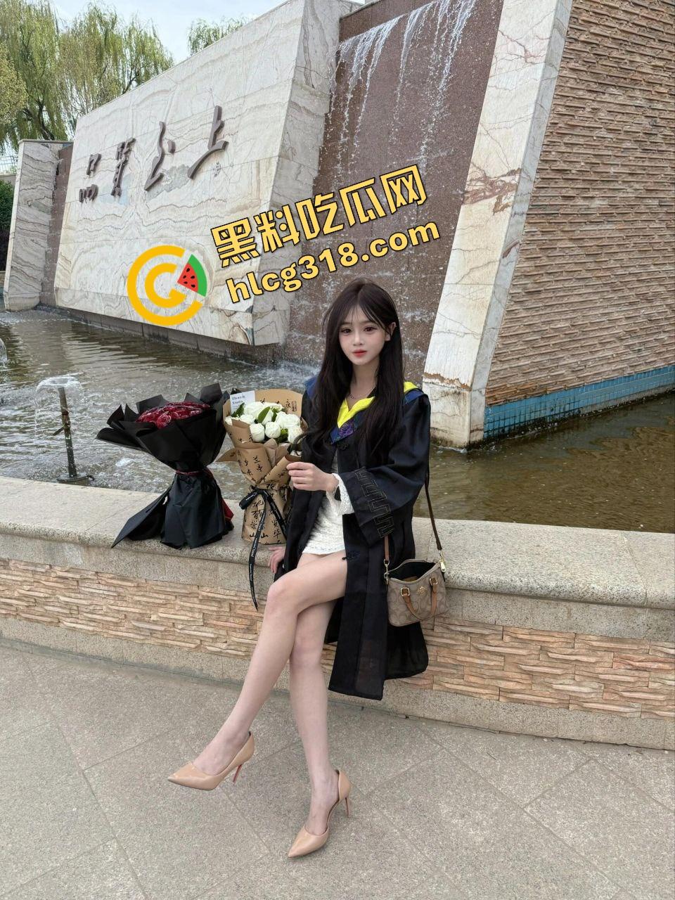 毕业照拍完直接口,大学妹子吃鸡时间曝光,骚腿外露舔得丝滑吃的不是肯德基,是男友带来的原味鸡巴!-9