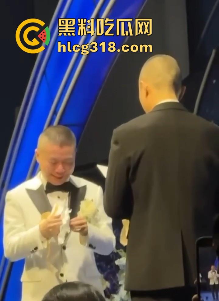 四川一对同性恋的特殊婚礼，冒着被人嘲笑的风险勇于做自己，“新娘