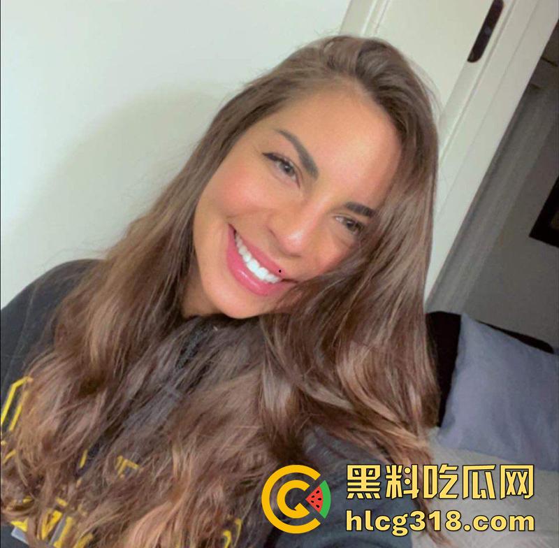 美国媚黑淫妻母狗,被绿帽老公带着和黑人群p,三根黑屌轮流抽插,前后夹击操的淫妇惨叫不断!-2