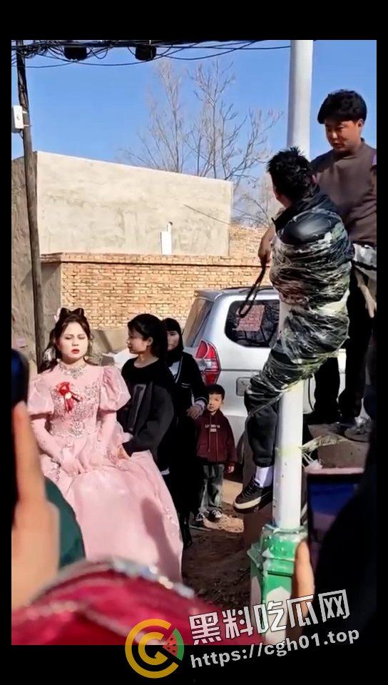 婚闹合集!打人 绑人都是小儿科 现场吃新郎大屌 伴娘奶子都要被捏烂了!-11