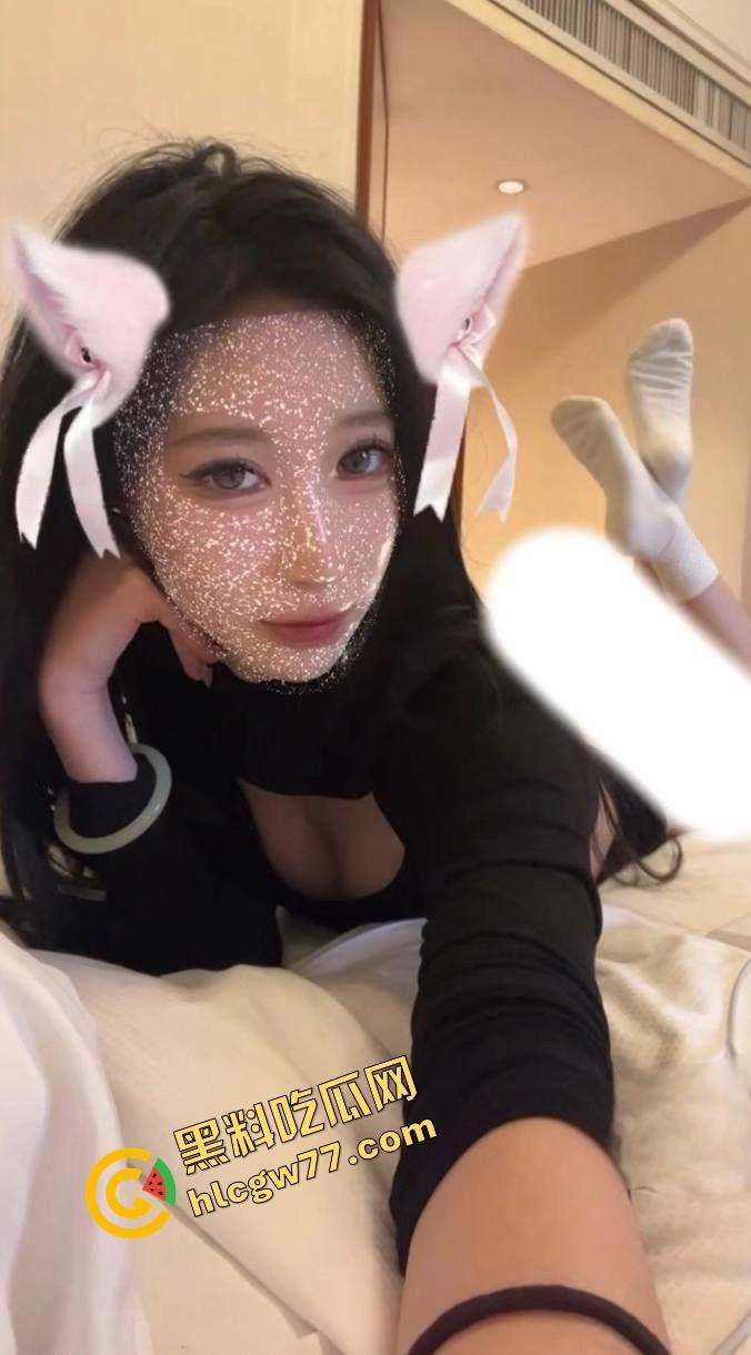 贵州财经大学女神【田静】网上约炮视频曝光,白天装淑女,晚上被操得屁股乱抖,贱得像条狗!-1