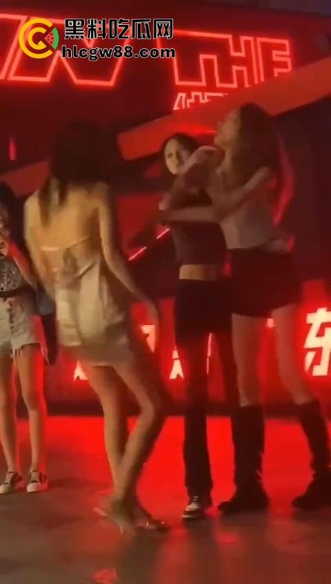 广东精神小妹街头火拼！齐逼小短裙说干就干，现场头发乱飞，裙子一抬春光乍泄，围观小伙猛抽烟围观！-5