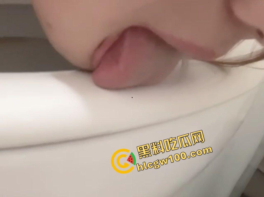 青海西宁性瘾痴女反差母狗【杨敏】大哥专属网聊调教指挥,舔马桶扇耳光4P伺候单男们!-8