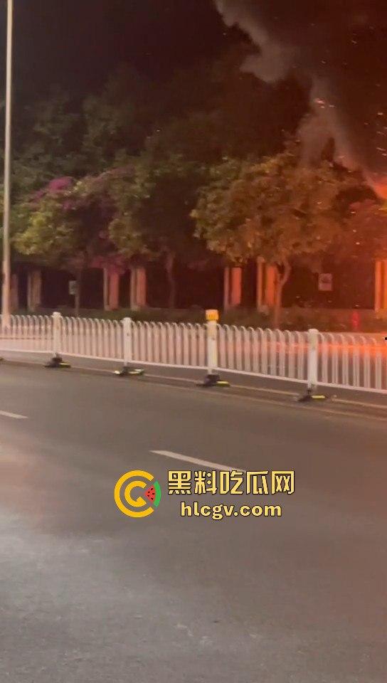 青环路情侣喝高出车祸!车子着火侧滑惨剧,男的逃生,女的被烧死让人唏嘘!-5