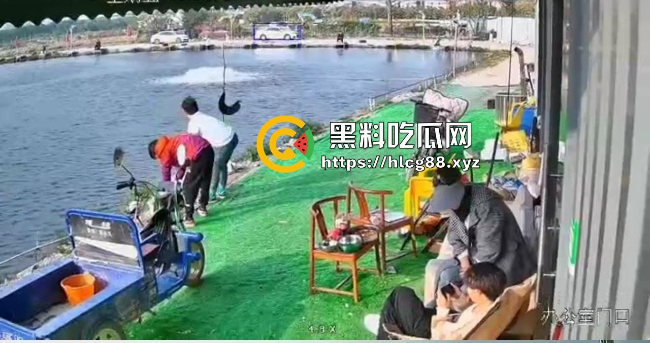 钓鱼妹子被鱼反钓拉下水，上岸哭成泪人，姐妹笑喷翘嘴没钓到把自己钓没了！-5