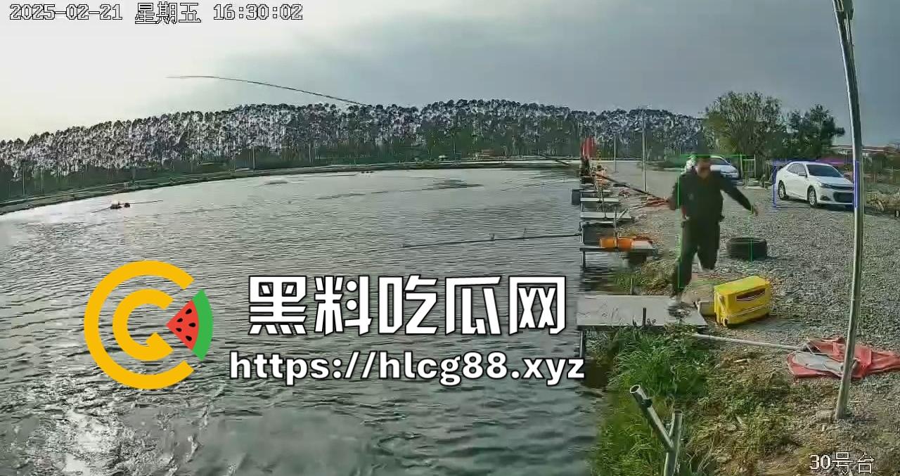 钓鱼妹子被鱼反钓拉下水，上岸哭成泪人，姐妹笑喷翘嘴没钓到把自己钓没了！-8