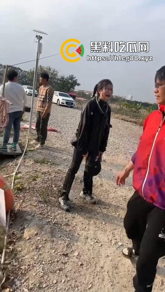 钓鱼妹子被鱼反钓拉下水，上岸哭成泪人，姐妹笑喷翘嘴没钓到把自己钓没了！-9