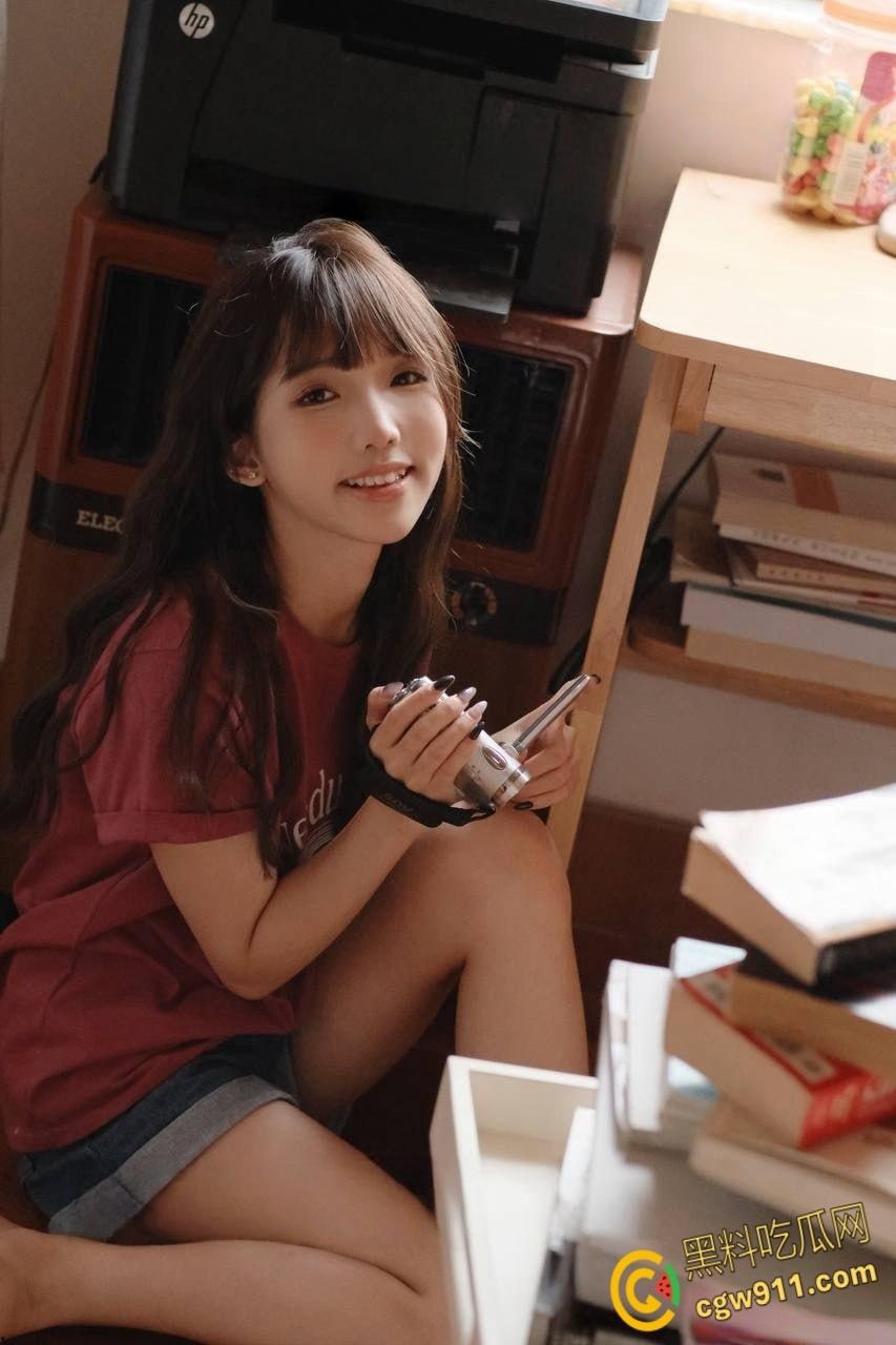 抖音百万网红【夏又米】,微密圈大尺度写真曝光,JK制服白嫩玉足,娇小身材被后入疯狂打桩 !-3