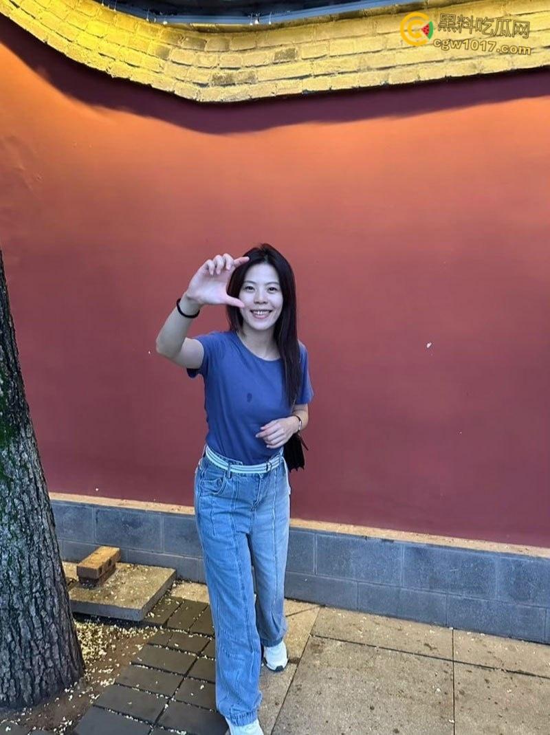 银行柜员【胡洁】,与领导酒店偷情被老公抓包,主动掰开小穴任由玩弄,不想戴套被强塞口中,淫荡娇喘反差十足!-1