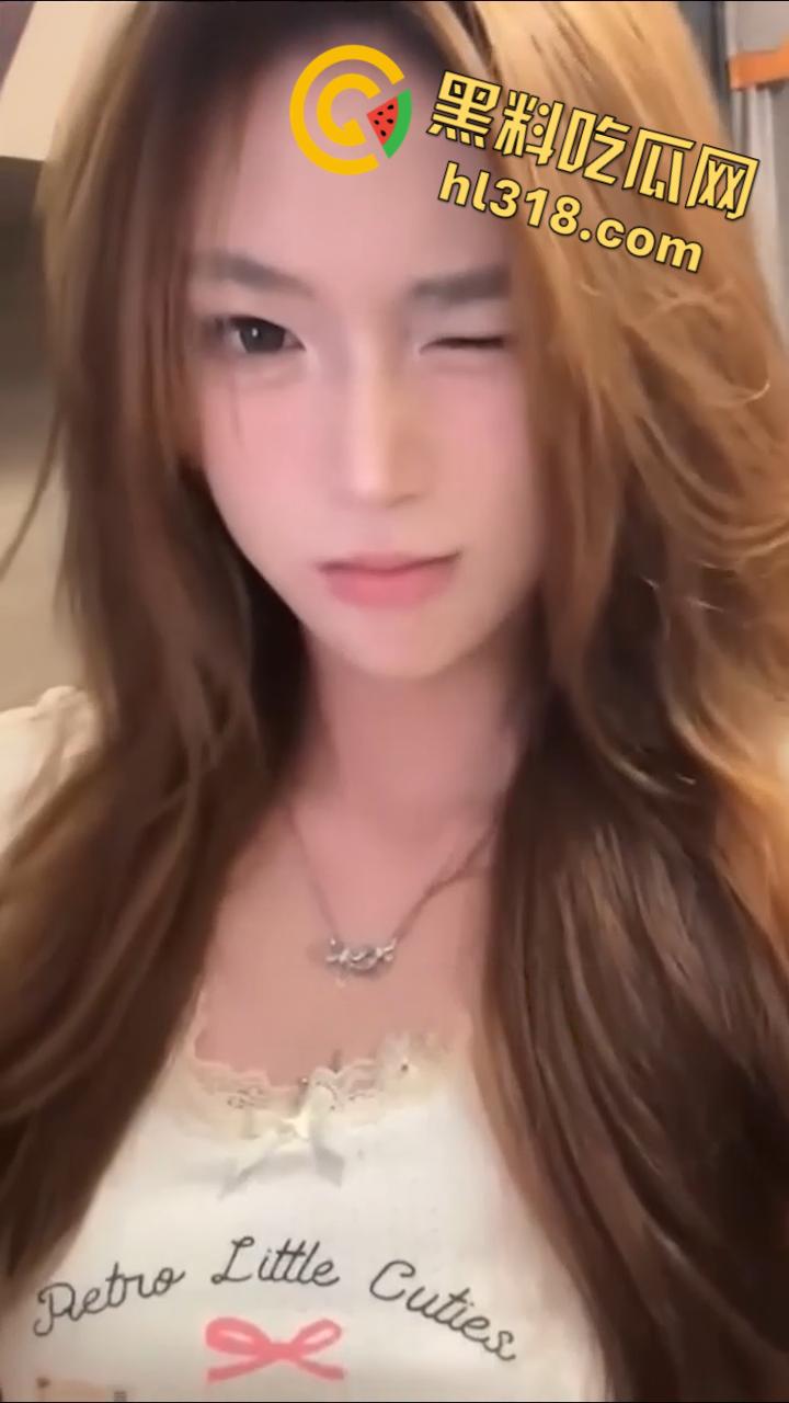 抖音网红福利姬【郁小月】,性感开档黑丝露出,白虎嫩穴一览无疑,这样的美脚不足交可惜了!-3