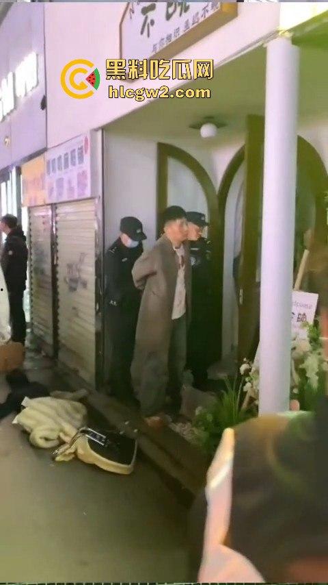 新乡大学城狗男女偷情惨遭爆锤 已婚男店主勾搭有夫之妇 结果被正主带人打趴奸夫淫妇 血溅女装店!-7