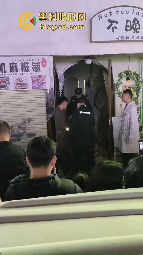 新乡大学城狗男女偷情惨遭爆锤 已婚男店主勾搭有夫之妇 结果被正主带人打趴奸夫淫妇 血溅女装店!-11