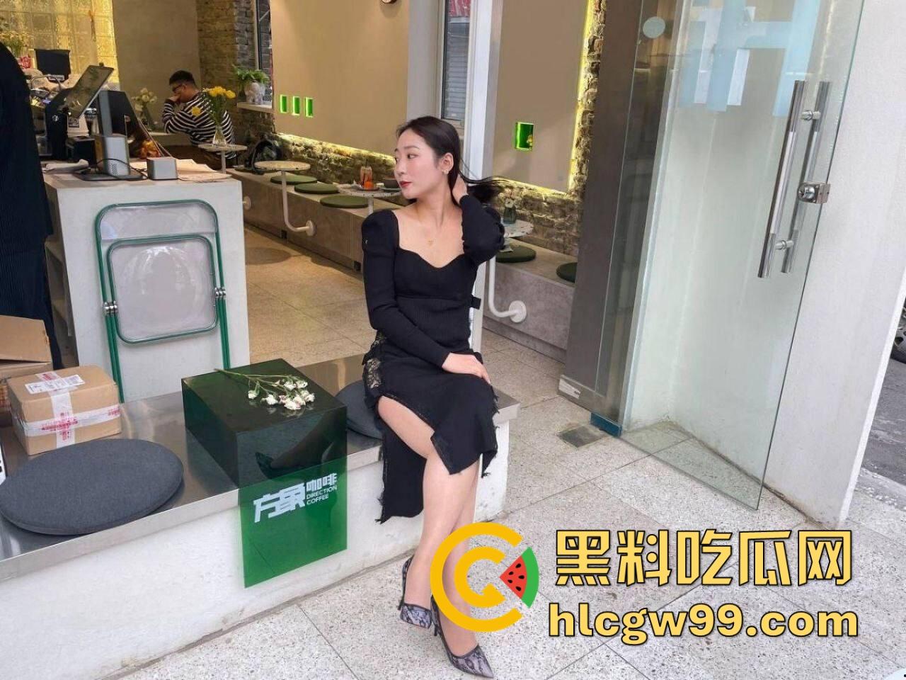 骚到骨子里的极品人妻『苗夏』被老公操到喷水,老公让她跪舔鸡巴,换情趣制服轮流操口爆露出直接让人榨干!-2