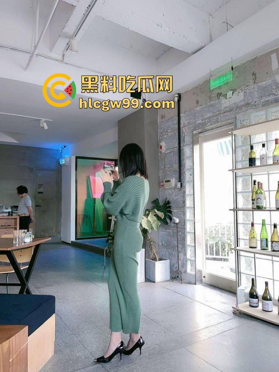 骚到骨子里的极品人妻『苗夏』被老公操到喷水,老公让她跪舔鸡巴,换情趣制服轮流操口爆露出直接让人榨干!-3