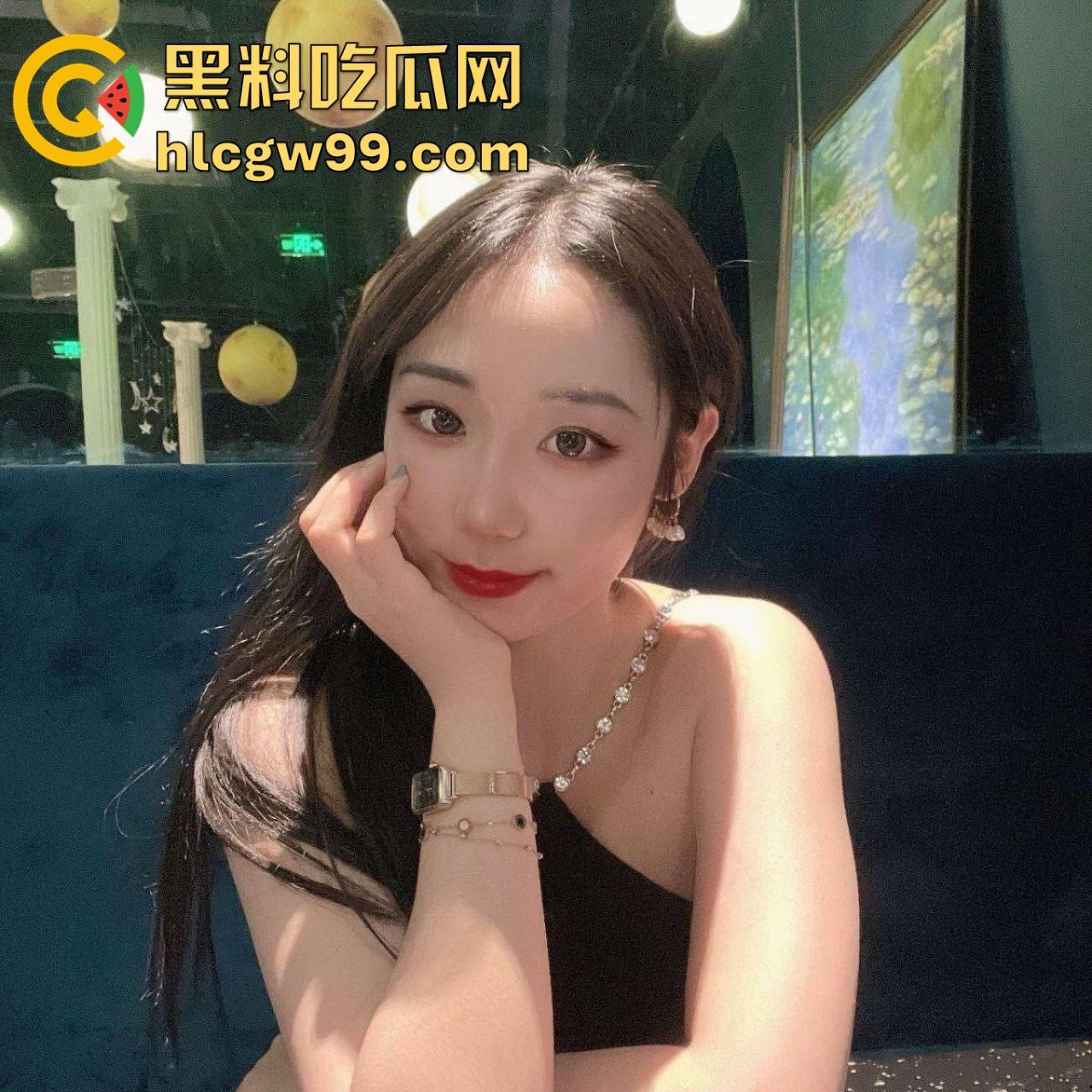 骚到骨子里的极品人妻『苗夏』被老公操到喷水,老公让她跪舔鸡巴,换情趣制服轮流操口爆露出直接让人榨干!-4