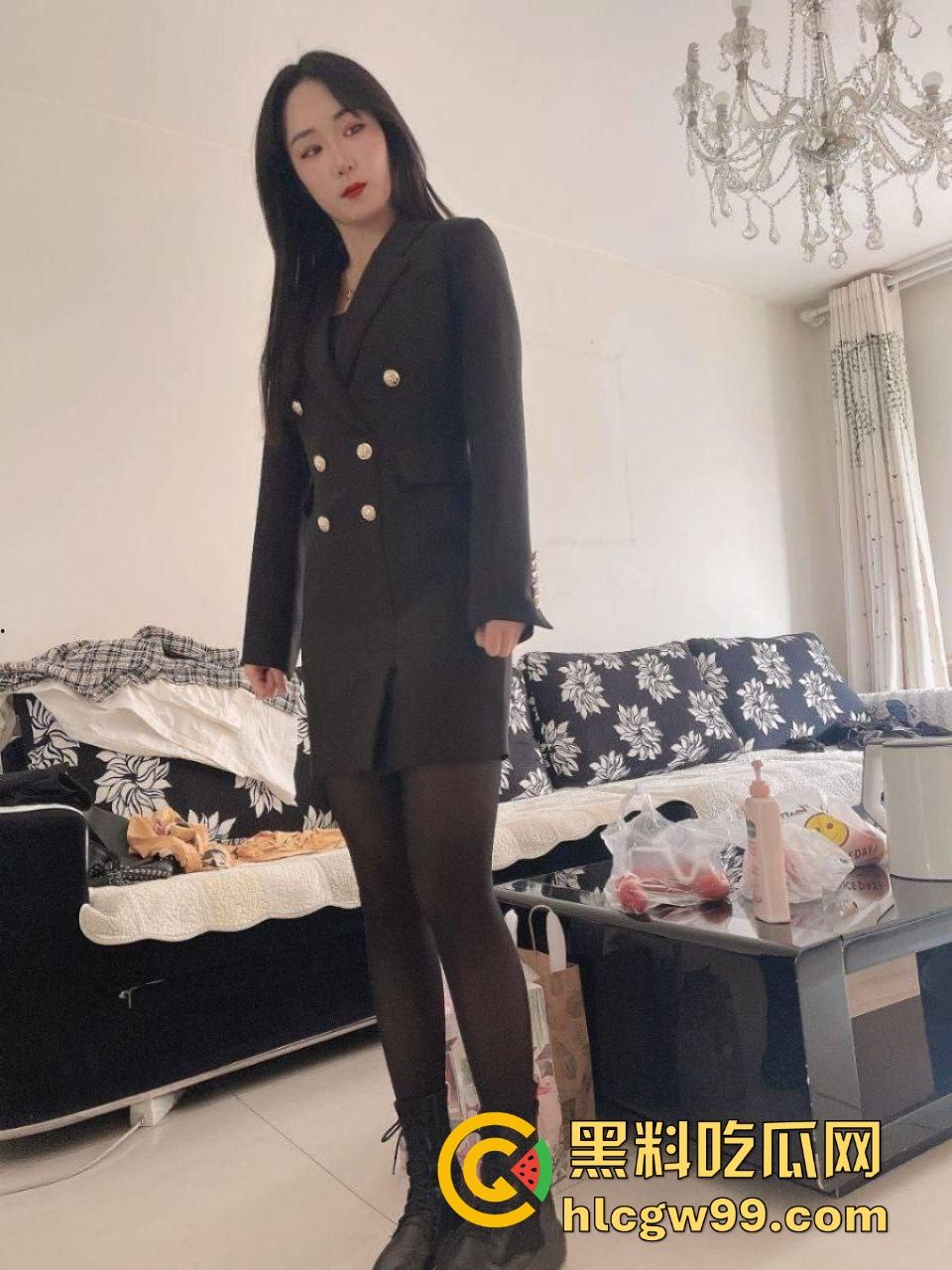 骚到骨子里的极品人妻『苗夏』被老公操到喷水,老公让她跪舔鸡巴,换情趣制服轮流操口爆露出直接让人榨干!-7