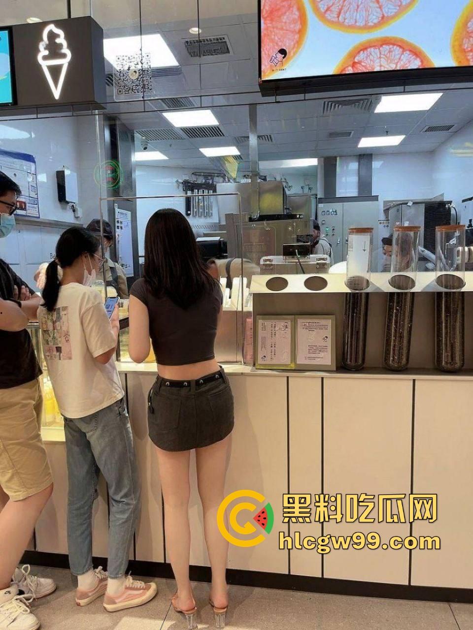 骚到骨子里的极品人妻『苗夏』被老公操到喷水,老公让她跪舔鸡巴,换情趣制服轮流操口爆露出直接让人榨干!-8