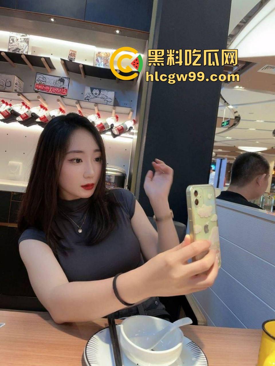 骚到骨子里的极品人妻『苗夏』被老公操到喷水,老公让她跪舔鸡巴,换情趣制服轮流操口爆露出直接让人榨干!-15